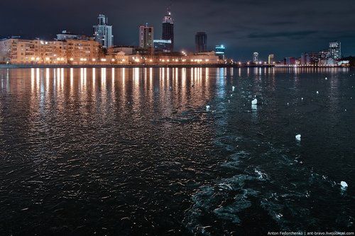 Лед на городском пруду