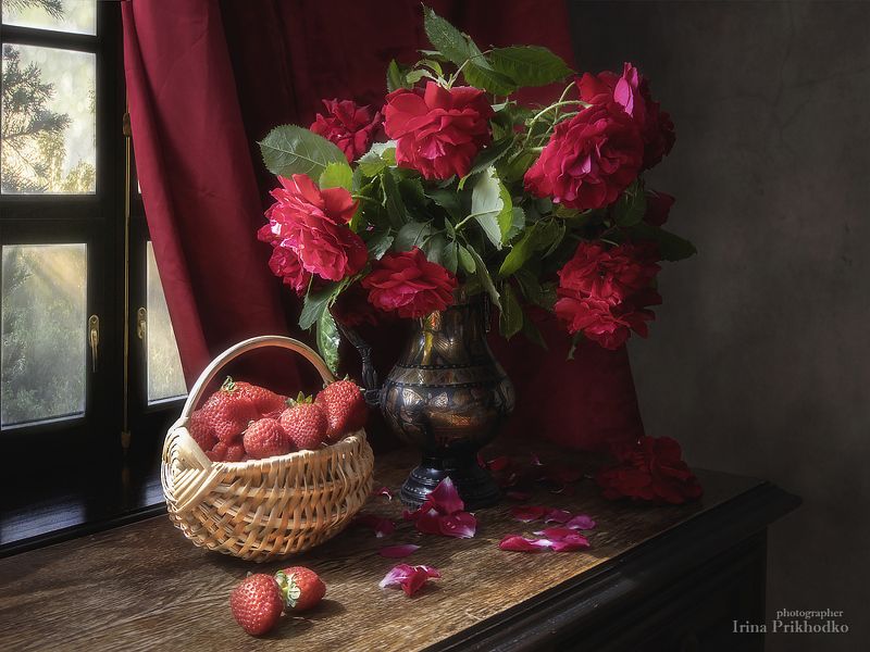 Натюрморт с клубникой и садовыми розами