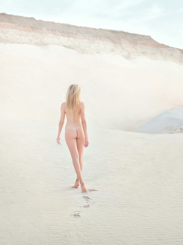 Девушка идущая по пустыне