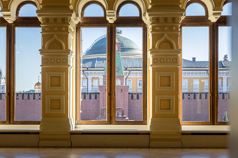 Кремль в окне ГУМа