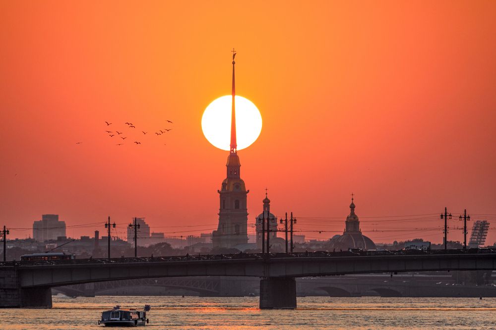 Петропавловская крепость Санкт Петербург в лучах солнца