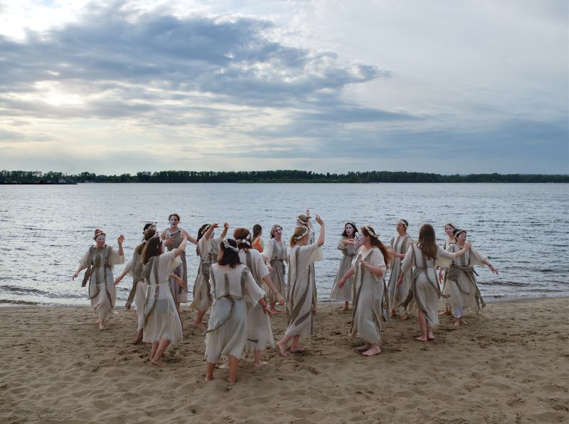 пляж, девушки, река, закат, венок, танец Ритуалphoto preview