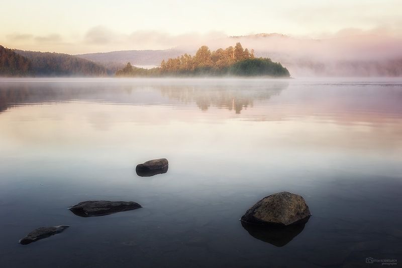 туманным утром на озере