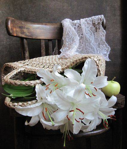 Белые лилии в плетеной сумке