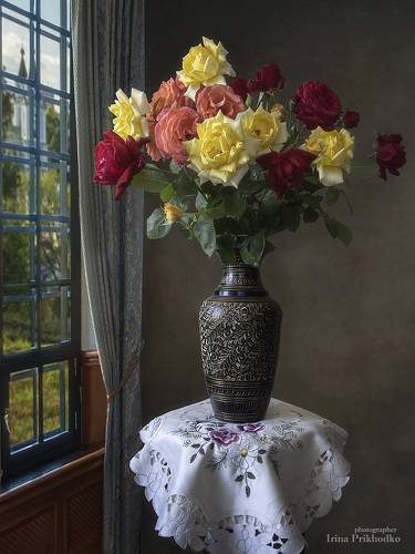 С букетом садовых роз у окна