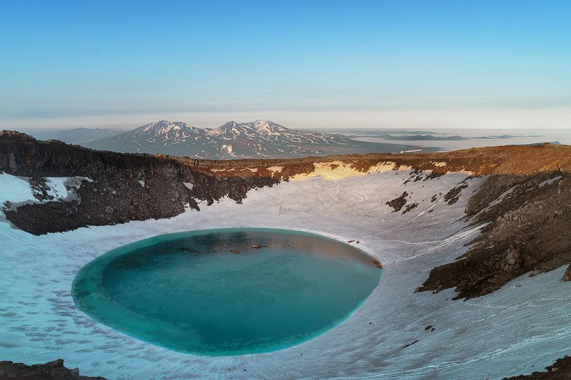 Камчатка, горное озеро. С кратера вулкана Мутновский. 