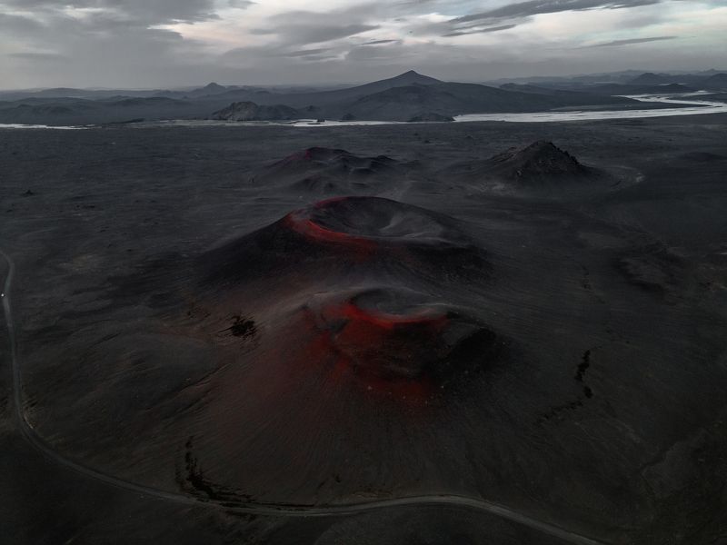 Черната пуснитя с червените кратери