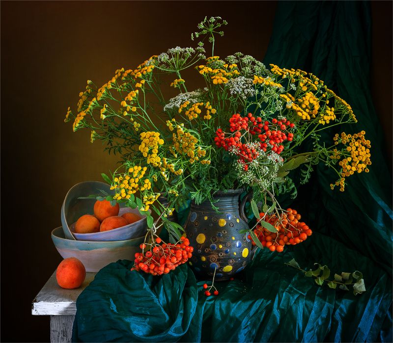 натюрморт с луговыми цветами, рябиной и абрикосами
