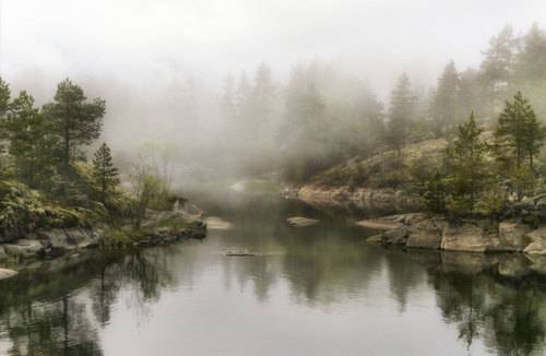 Озеро дышит лёгким туманом