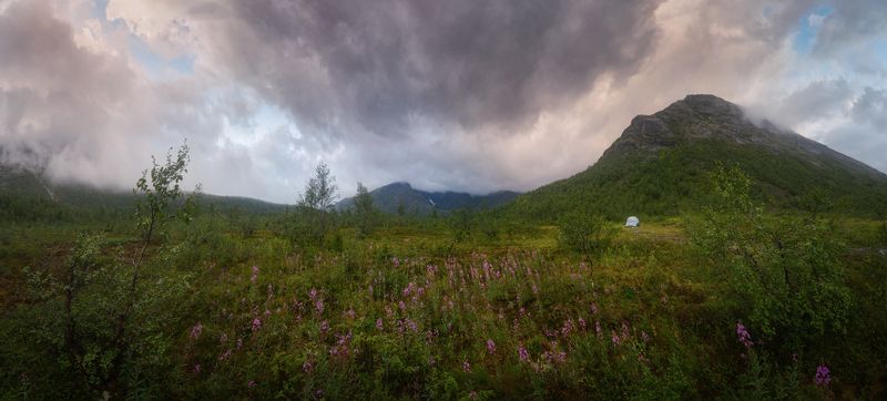 Одинокая палатка в долине северных гор