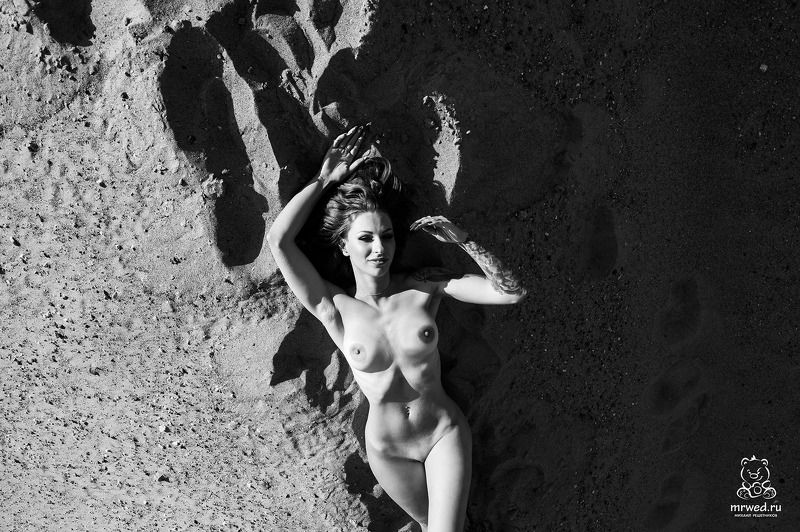 ню, песок, бархан, обнаженная, девушка, чб, тени на вершине барханаphoto preview