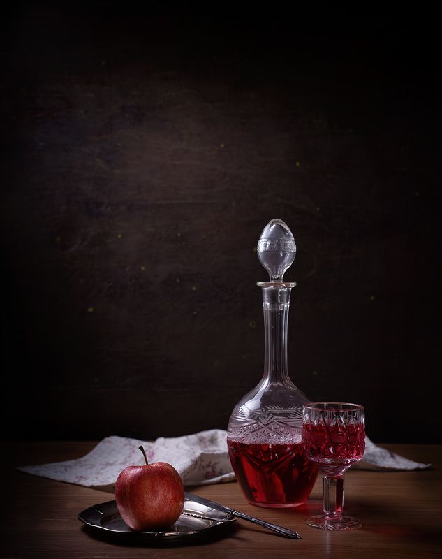 Натюрморт яблоком и вином
