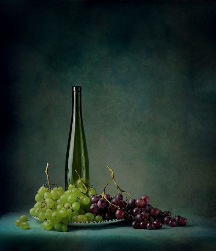 still life grapes on the table