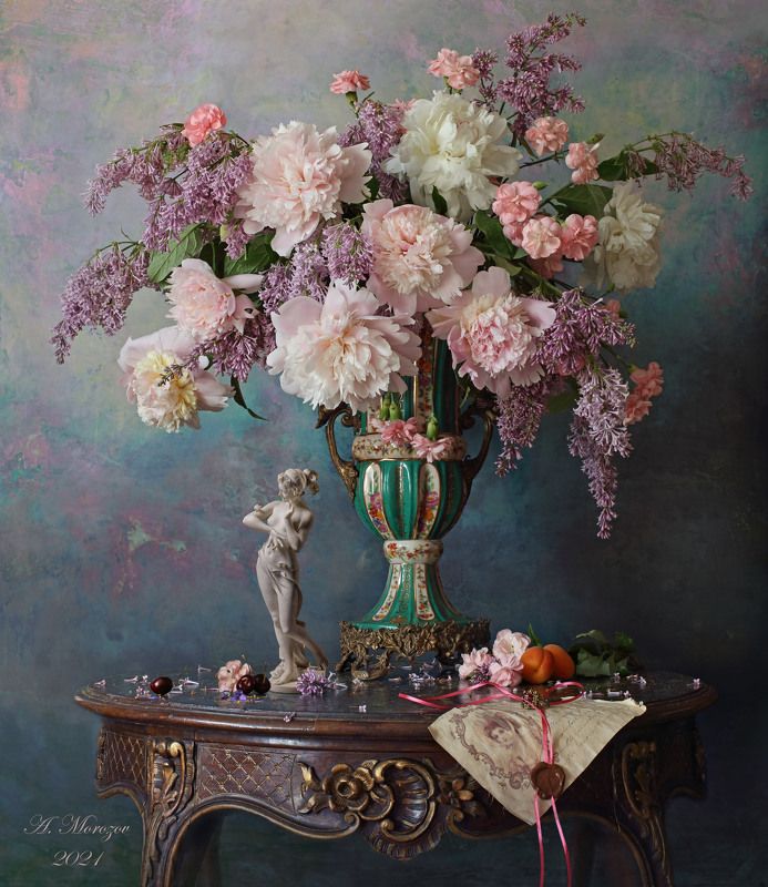 цветы, сирень, пионы, скульптура, девушка Натюрморт с цветамиphoto preview