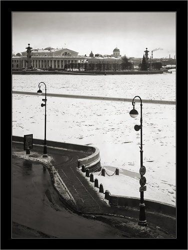 Вид на Стрелку Васильевского острова со стороны Дворцовой набережной