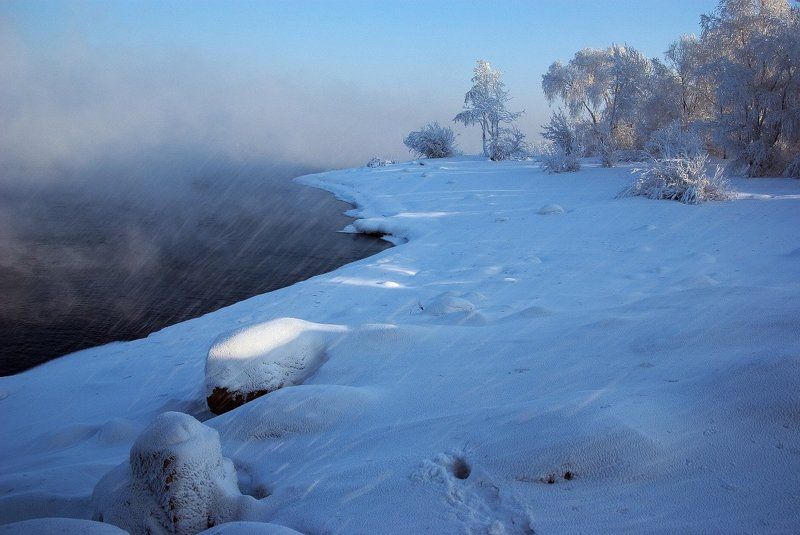 Белый берег у туманной водыphoto preview