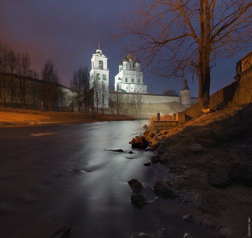 Псковский Кремль пасмурным вечером с противоположного берега Псковы