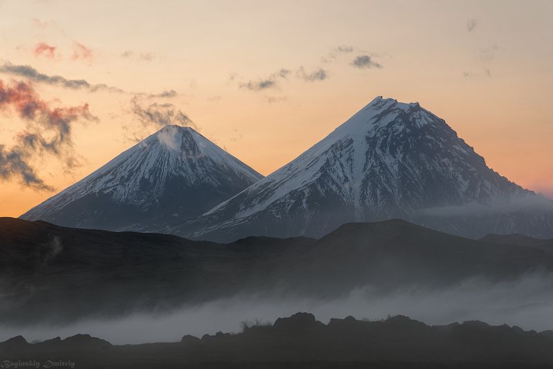 Вулканы Ключевской и Камень на рассвете