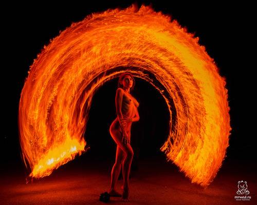 Фотосессия обнаженной девушки ночью с огнем