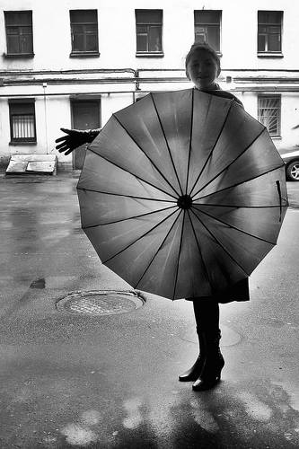 Силуэт с раскрытым зонтиком. 2011