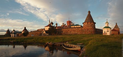 Соловецкий монастырь летним вечером