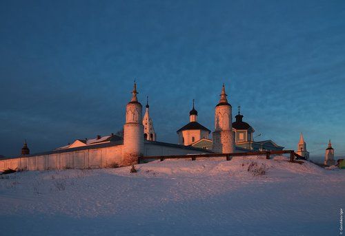 Бобренев монастырь освещённый светом зимнего заката