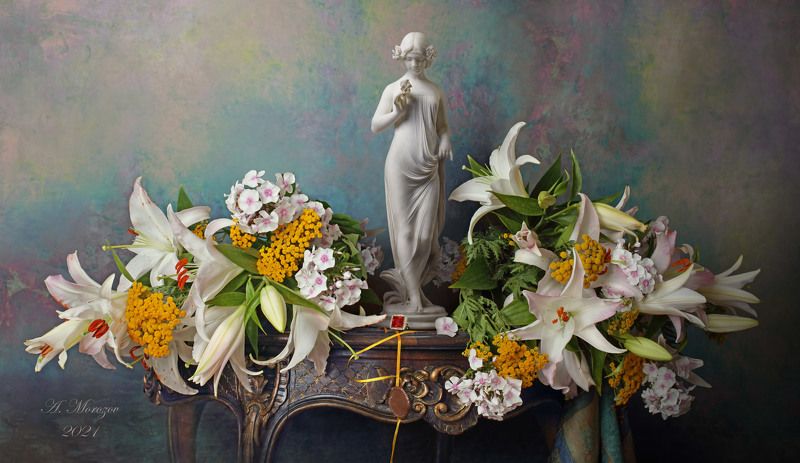 цветы, лилии, флоксы, девушка, скульптура Натюрморт со скульптурой девушки и цветамиphoto preview