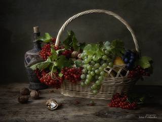 Натюрморт с калиной и фруктами