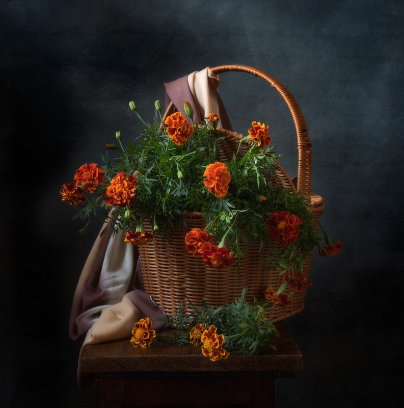 натюрморт, цветы, бархатцы Осень в корзинкеphoto preview