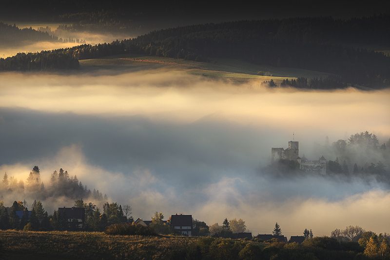 Niedzica Castle in the morning fog ...
