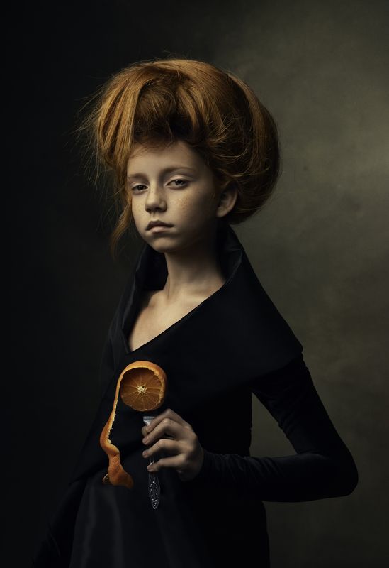 Девочка с мандарином на вилкеphoto preview