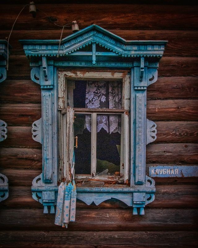 Окно деревенского дома