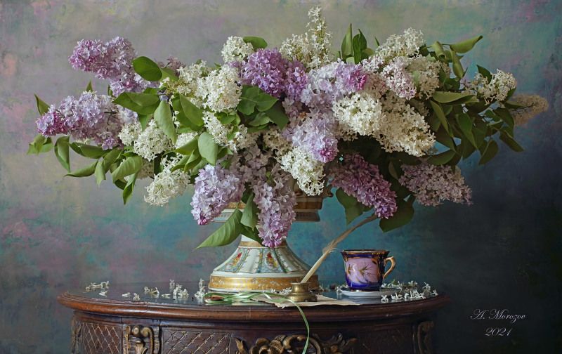сирень, цветы, девушка, скульптура, букет, ваза Натюрморт с сиреньюphoto preview