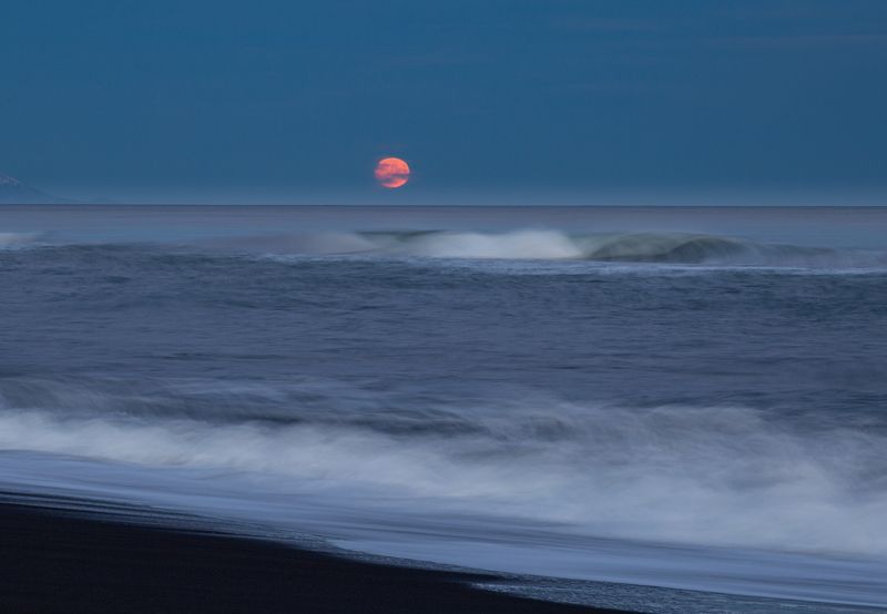 Восход полной луны над Халатырским пляжем