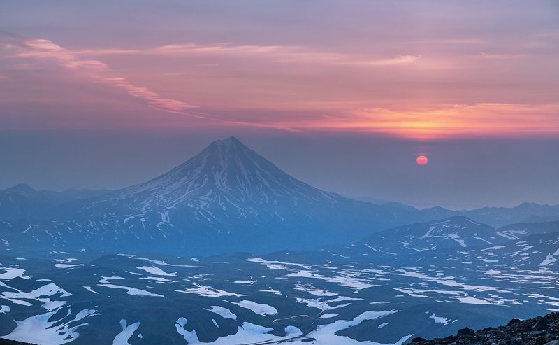 Восход солнца с видом на вулкан Вилючинский, из кратера Мутновского
