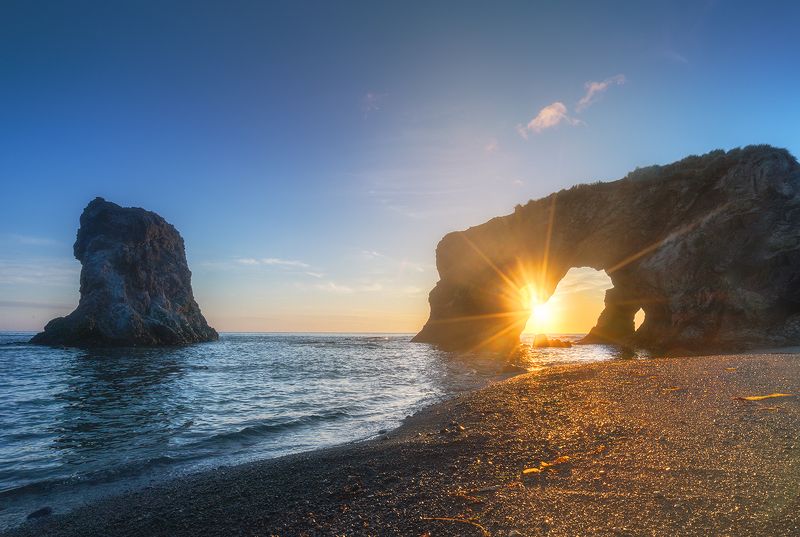 Рассвет на берегу океана . Остров Сахалин, Россия.
