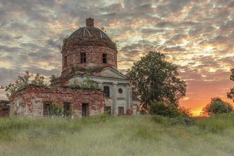 Старый храм. Старая Церковь. Старинный храм у Пажицы. Г.Гусев.Тверская область.