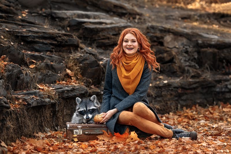 девушка женский портрет енот осень Настя и Пончикphoto preview