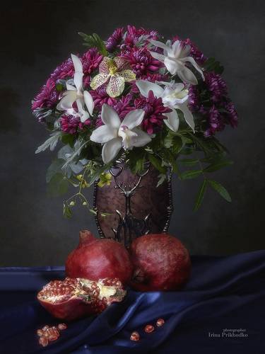 Натюрморт с гранатами и букетом цветов