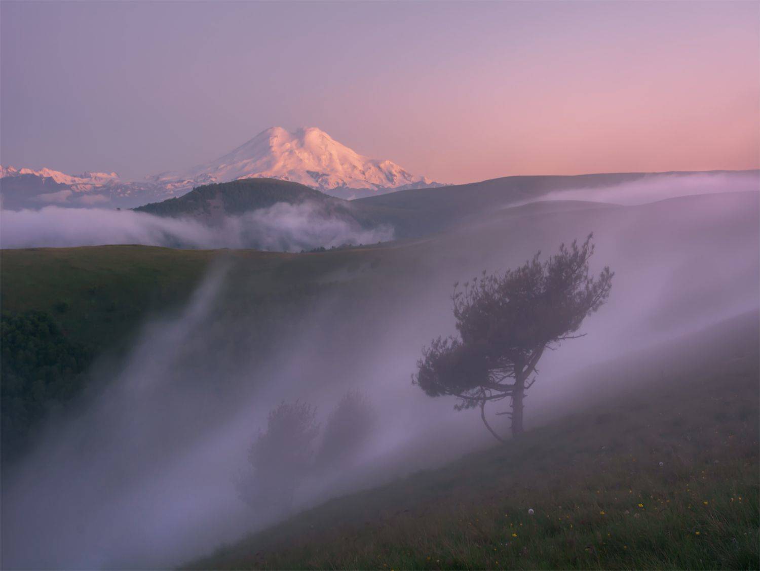Пелена света. Кавказские горы в тумане. Пелена тумана. Кавказ в тумане. Ночь. Кавказ фото в тумане.