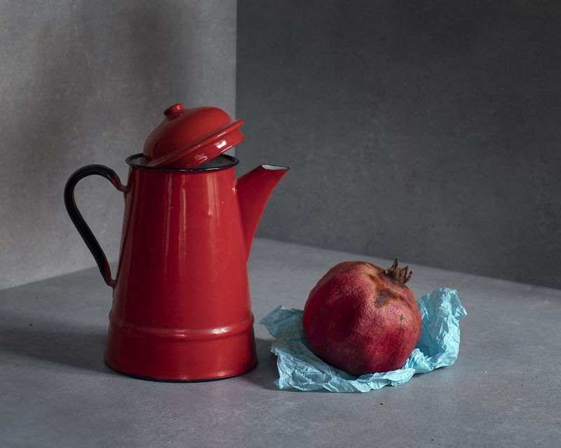 гранат натюрморт цвет красный кофейник фрукт Натюрморт с гранатомphoto preview