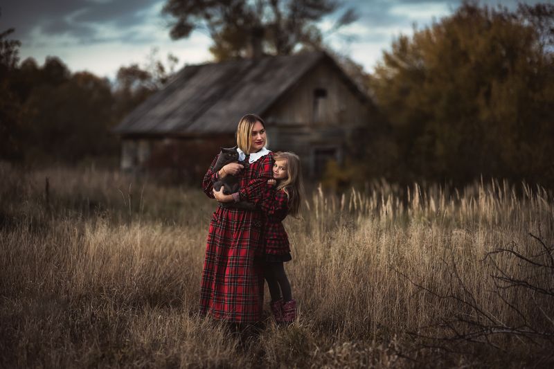 genre,portrait,mother,daughter.autumn,cat,village На хутореphoto preview