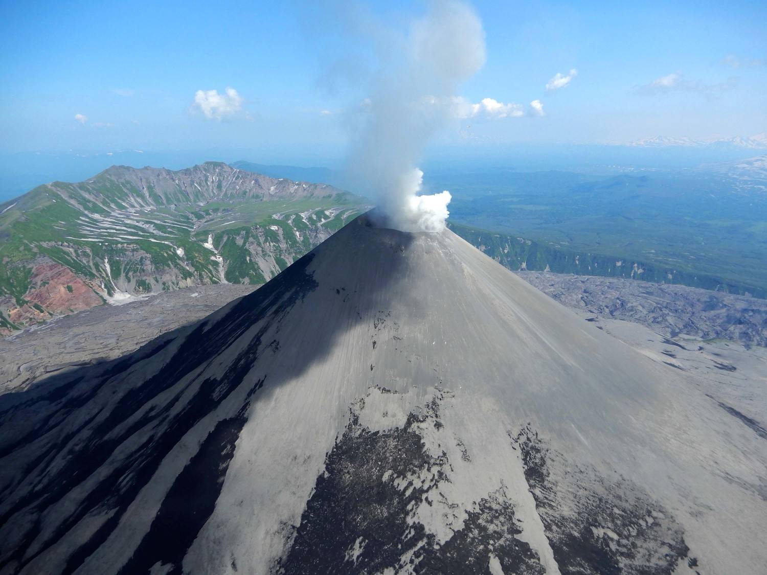 Вулканические образуются в результате. Сальвадор край вулканов. Образование вулканов. Вулканические образования Армения черные. Вулкан Ставрополь.