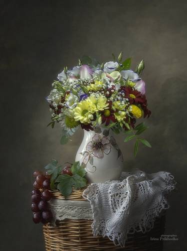 Натюрморт с букетом цветов и кистью винограда
