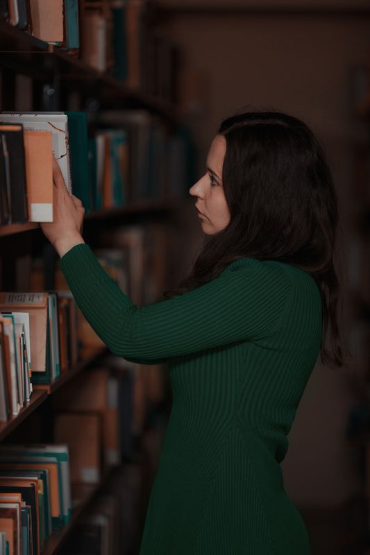 девушка с книгой, портрет В библиотекеphoto preview