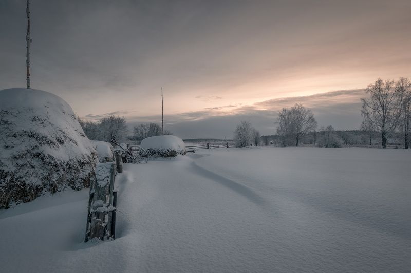 зима, сылва, деревня, сено, стог, утро, холод, мороз, снег, пейзаж, забор, урал, пермь Сено под снегомphoto preview