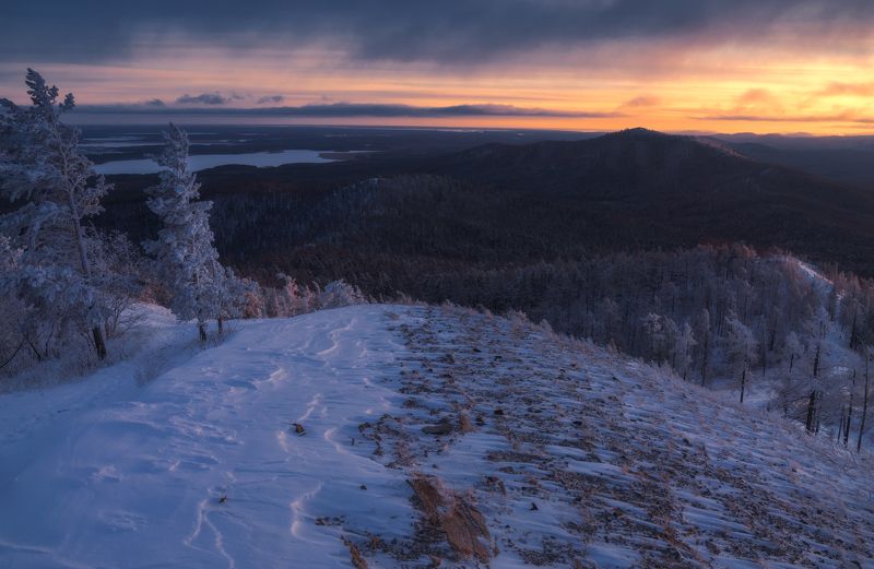 Вид с горы Егоза на Сугомак. Средний Урал.