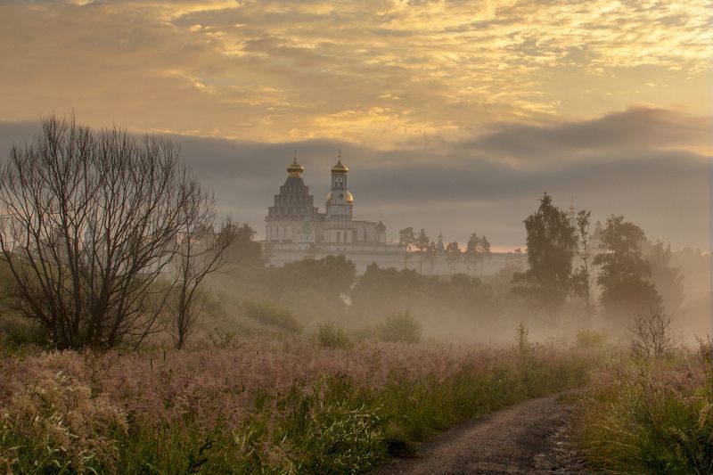 Новоиерусалимский монастырь солнечным туманным утром