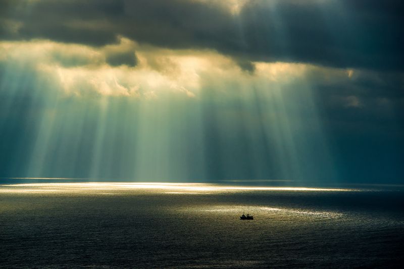 море солнце свет судно промысел тучи облака небо цвет Not Alonephoto preview