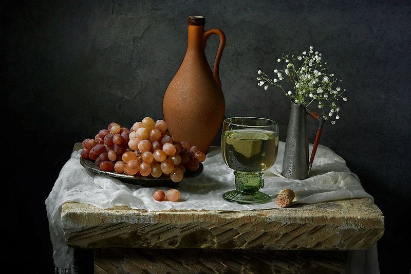 Вино, кувшин и виноград